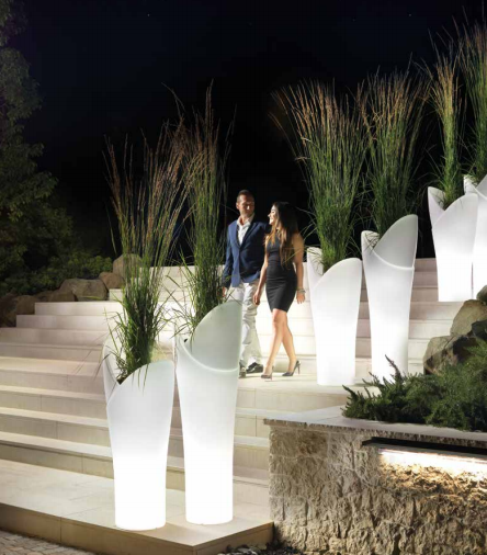 Cache-pot lumineux LED Assia 115 cm à base inox, mobilier de jardin Lyxo, vue du produit
