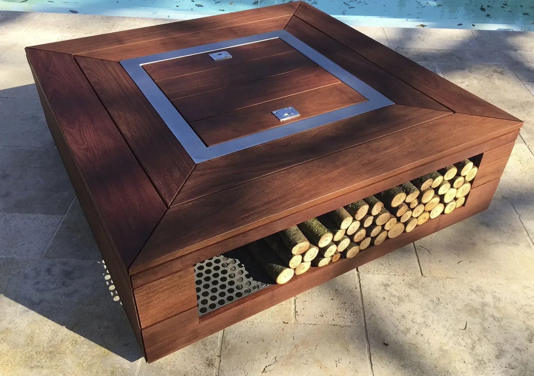 Table basse brasero Kub en bois exotique avec range-bois 130 x 130 cm, vue du produit