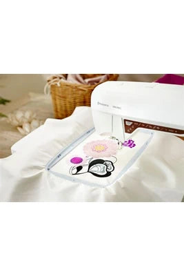 Machine à coudre Husqvarna Designer Topaz 40 avec unité de broderie, vue de côté