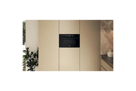 Micro-ondes avec gril Whirlpool WMD54MBF Absolute noir, en situation