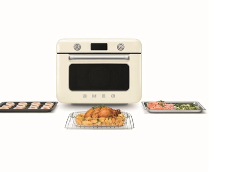 Four combiné vapeur et air fryer Smeg COF01CREU, en situation