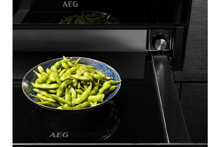 Tiroir chauffant AEG KDK912924M, accessoire de cuisine, en situation