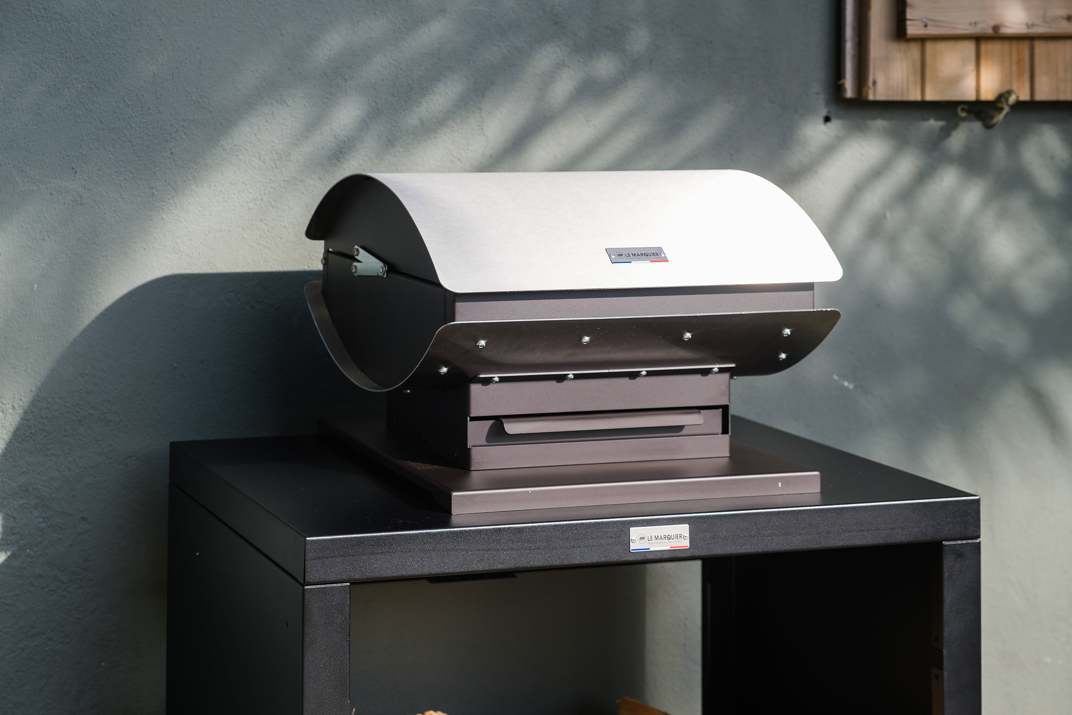 Barbecue Français XL60 avec meuble bûcher, charbon de bois, vue de face