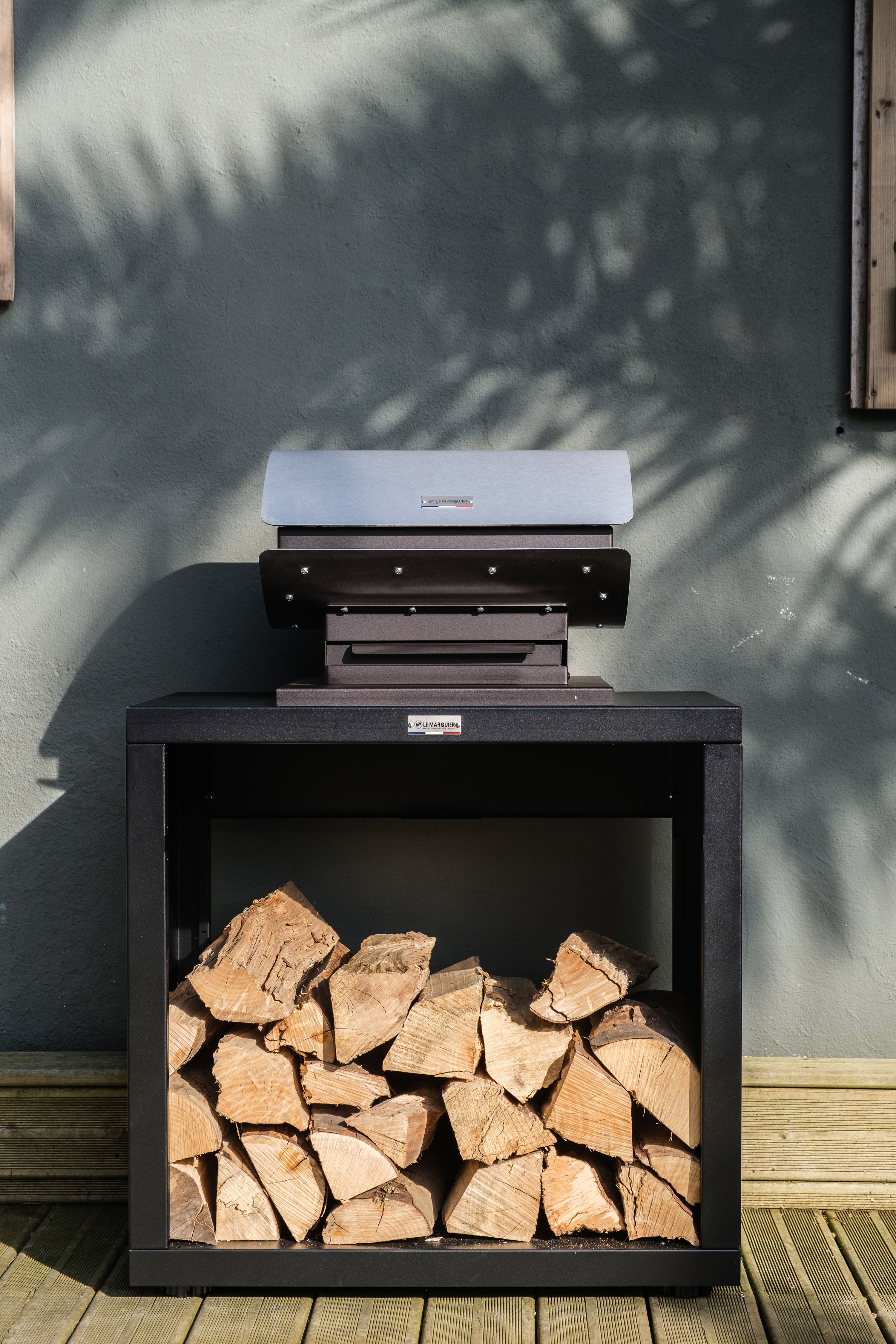 Barbecue Français XL60 avec meuble bûcher, charbon de bois, vue de détail
