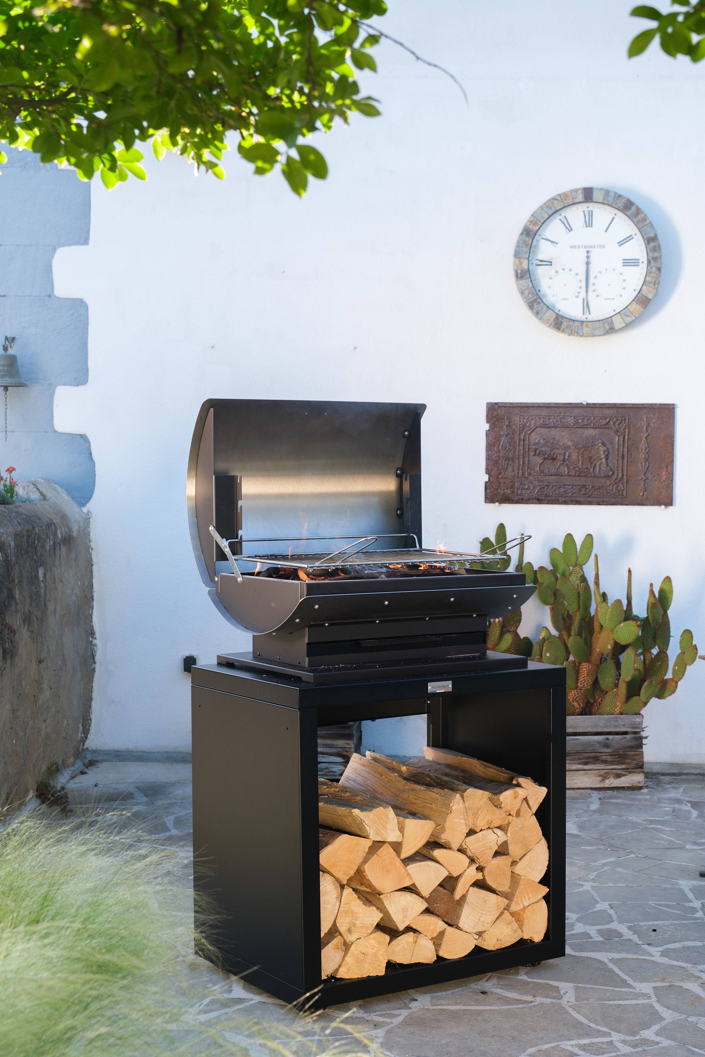 Barbecue Français XL60 avec meuble bûcher, charbon de bois, en situation
