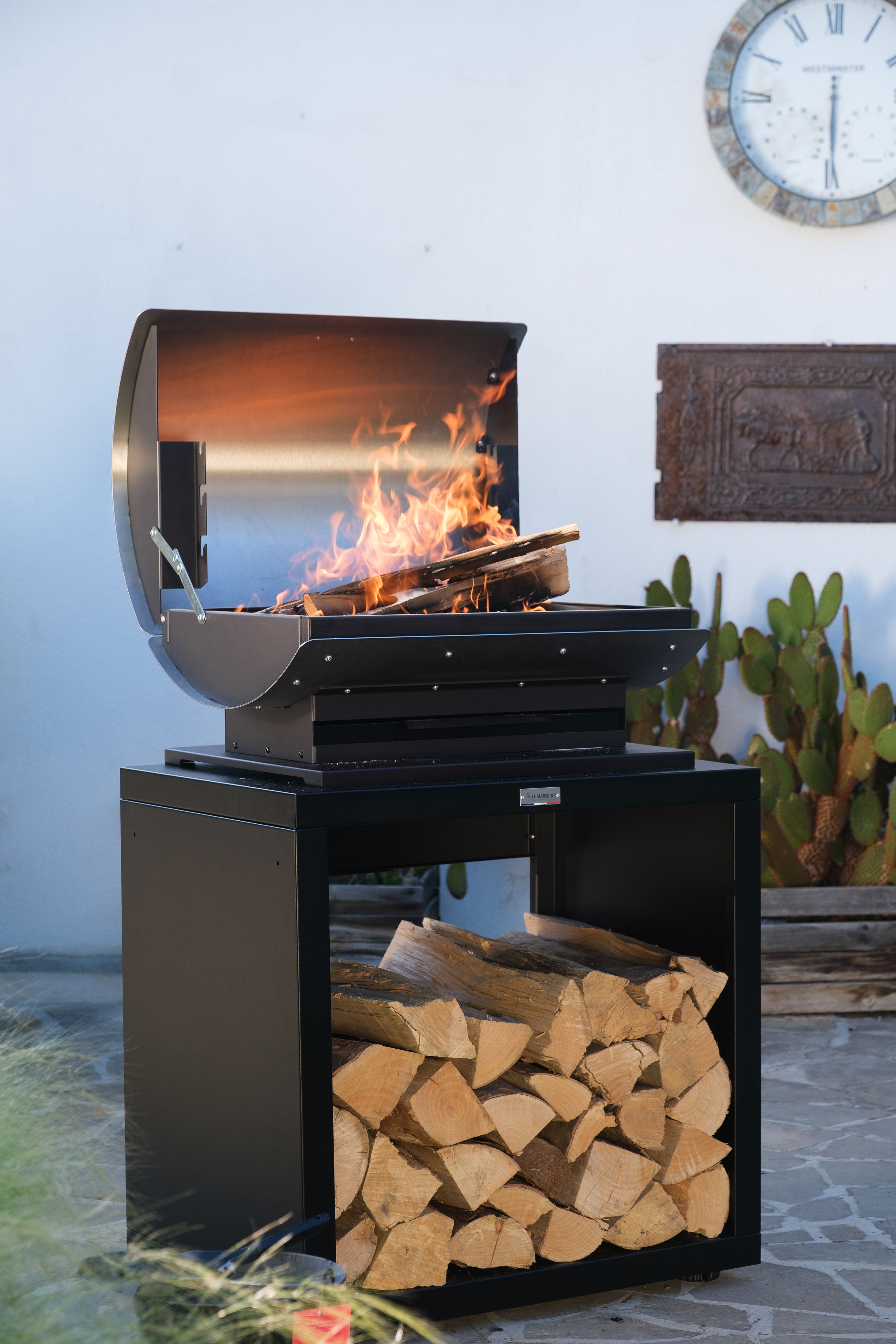 Barbecue Français XL60 avec meuble bûcher, charbon de bois, vue du produit