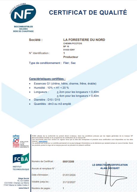 Bûches de bois de chauffage de 30 cm en filet de 25 dm3, certifiées NF, en situation