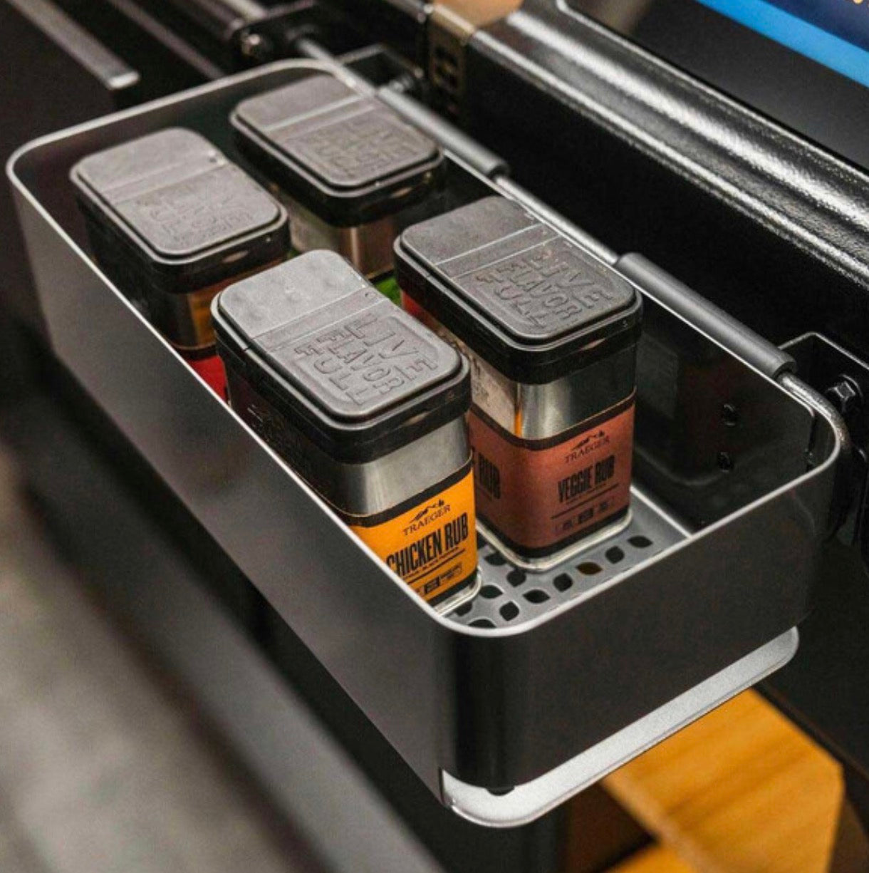Bac de rangement Pop-And-Lock P.A.L Traeger pour barbecue à pellets, vue de face